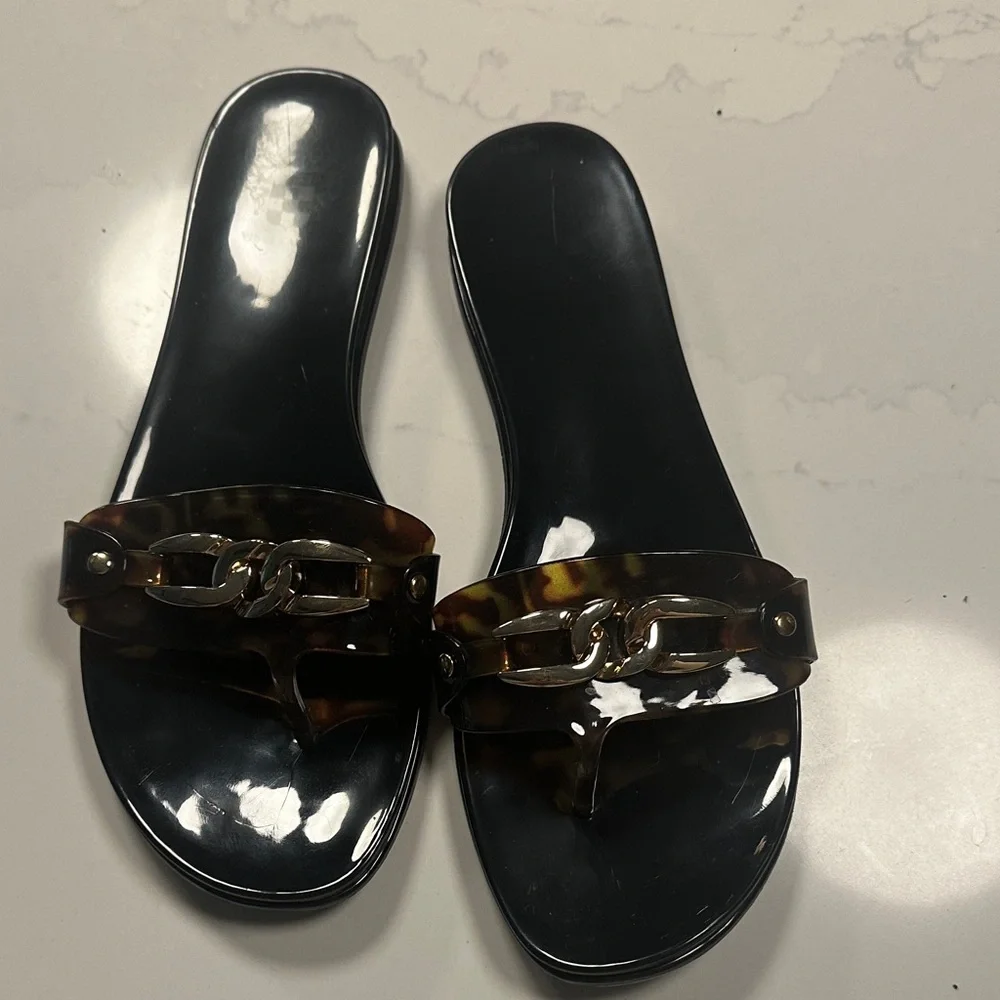 Vince Camuto Black Jelly Thong Flip-Flop Sandals With Tortoise & Golden Hardware